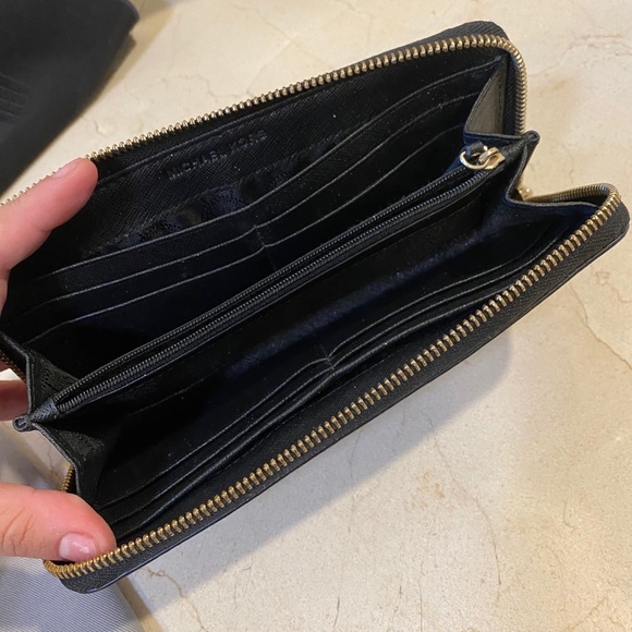 Michael Kors purse and Matching wallet - Picture 3 of 4